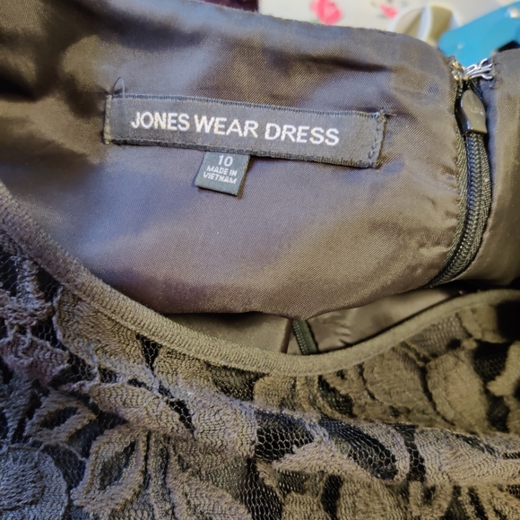 Jones Wear Dress w/ Belt, Sheath Dress, Gray w/ Lace Upper, Size 10 Slit Skirt - Picture 6 of 14